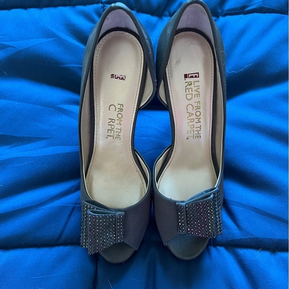 E Live From the Red Carpet Gray Jewel Bow Heels – Size 8 Elegant Pumps - Picture 6 of 9